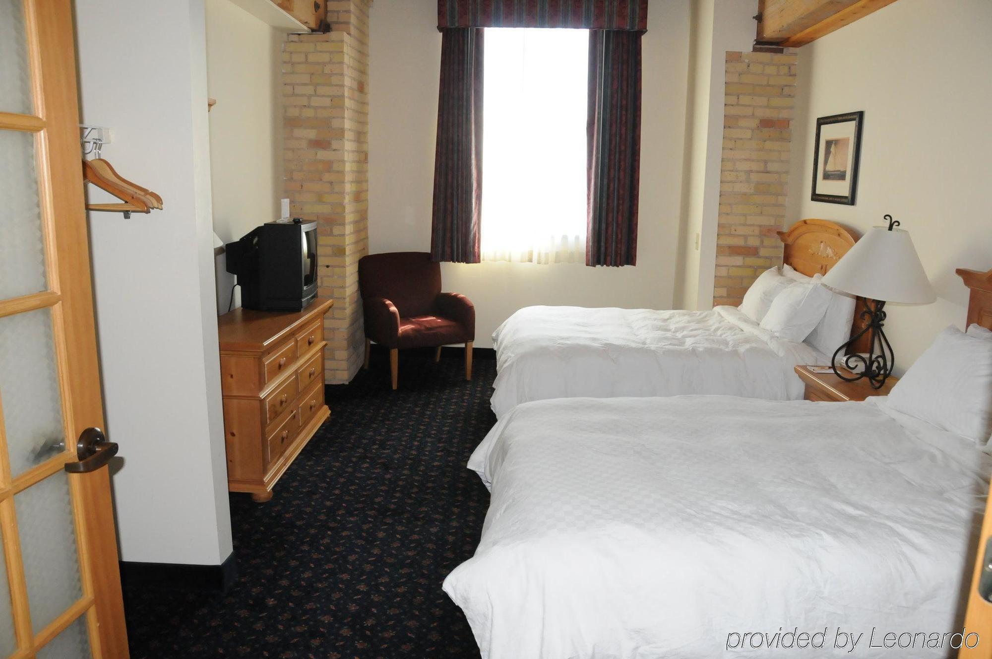 The Suites Hotel At Waterfront Plaza Duluth Room photo